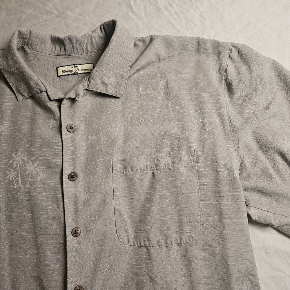Tommy Bahama Relaxed Fit‎ Camp Shirt Men L Gray Palm Print Feels Like Silk